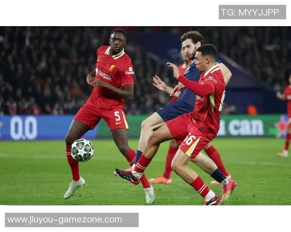 欧冠激战：AC米兰小胜巴黎圣日耳曼帽子戏法引发争议判罚热议